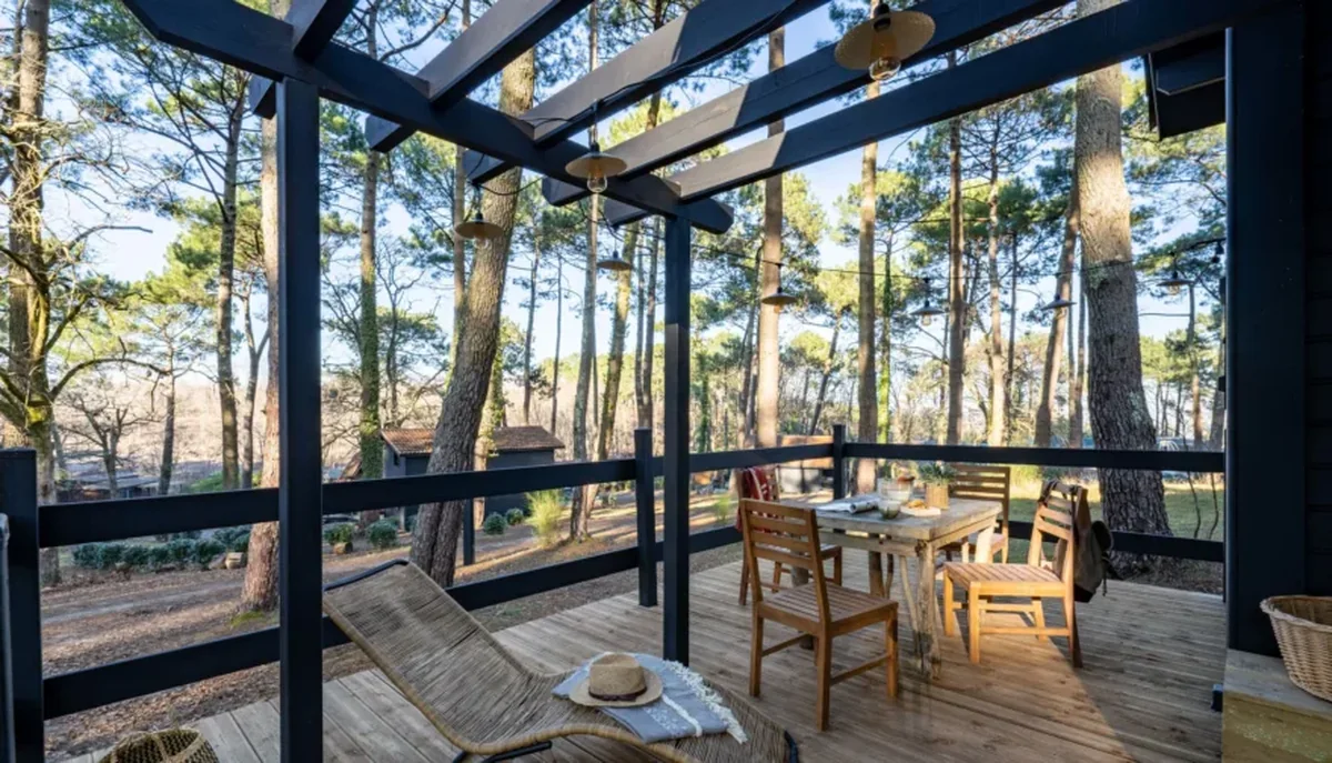 Petit déjeuner et boisson artisanale en terrasse au camping Biscarrosse Slow Village face au lac