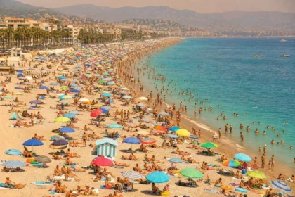 Plage méditerranéenne bondée sous forte chaleur estivale en France
