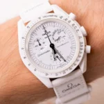 Montre blanche Oméga en gros plan, pour illustrer la tendance des montres colorées