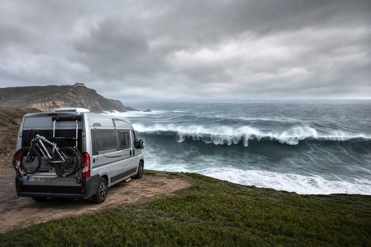 Nazaré et ses vagues géantes lors d'un road trip Portugal Vagues géantes de Nazaré au Portugal avec un van en premier plan