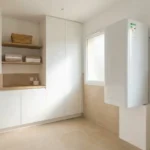Nouveau chauffe-eau thermodynamique installé dans une salle technique d'un logement moderne