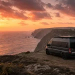 Van aménagé garé face à l'océan Atlantique au Portugal au coucher du soleil