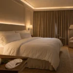 Chambre d'hôtel minimaliste avec éclairage tamisé circadien et literie haut de gamme pour le sleep tourism