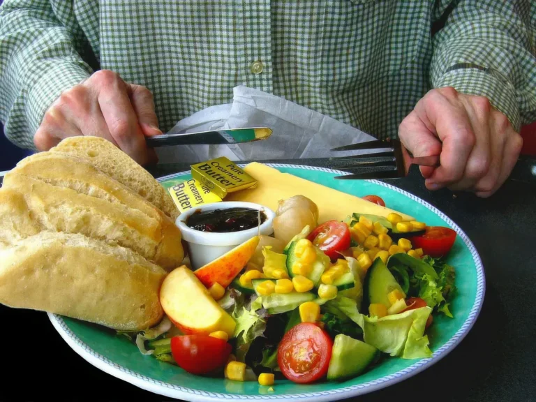 Assiette saine avec salade et pain