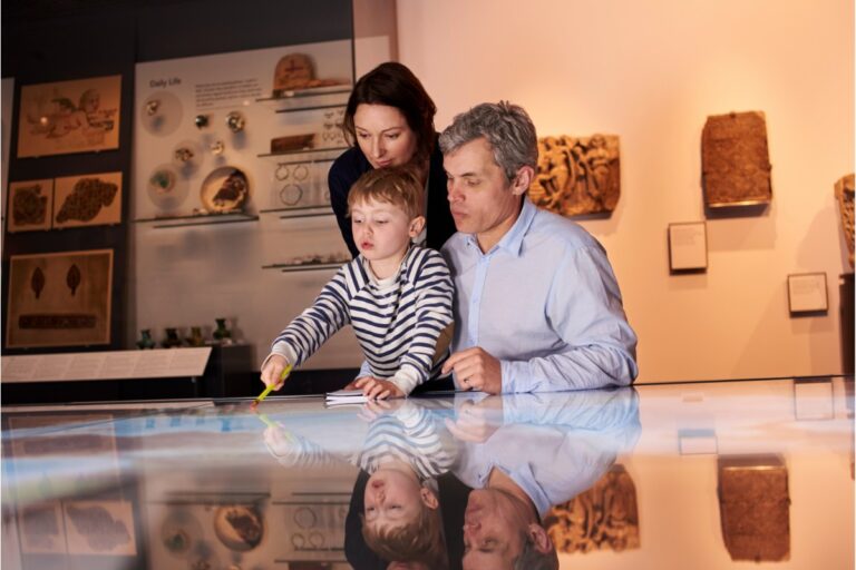 famille visitant le musée de la romanité de Nîmes