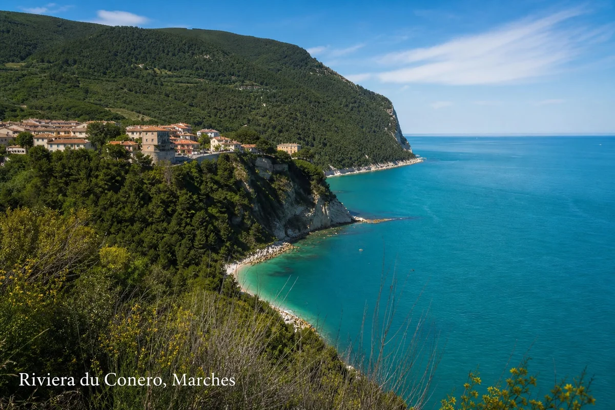 La Riviera du Conero et le village de Sirolo dans les Marches Falaises et plage de la Riviera du Conero près de Sirolo, alternative italienne aux lacs du nord