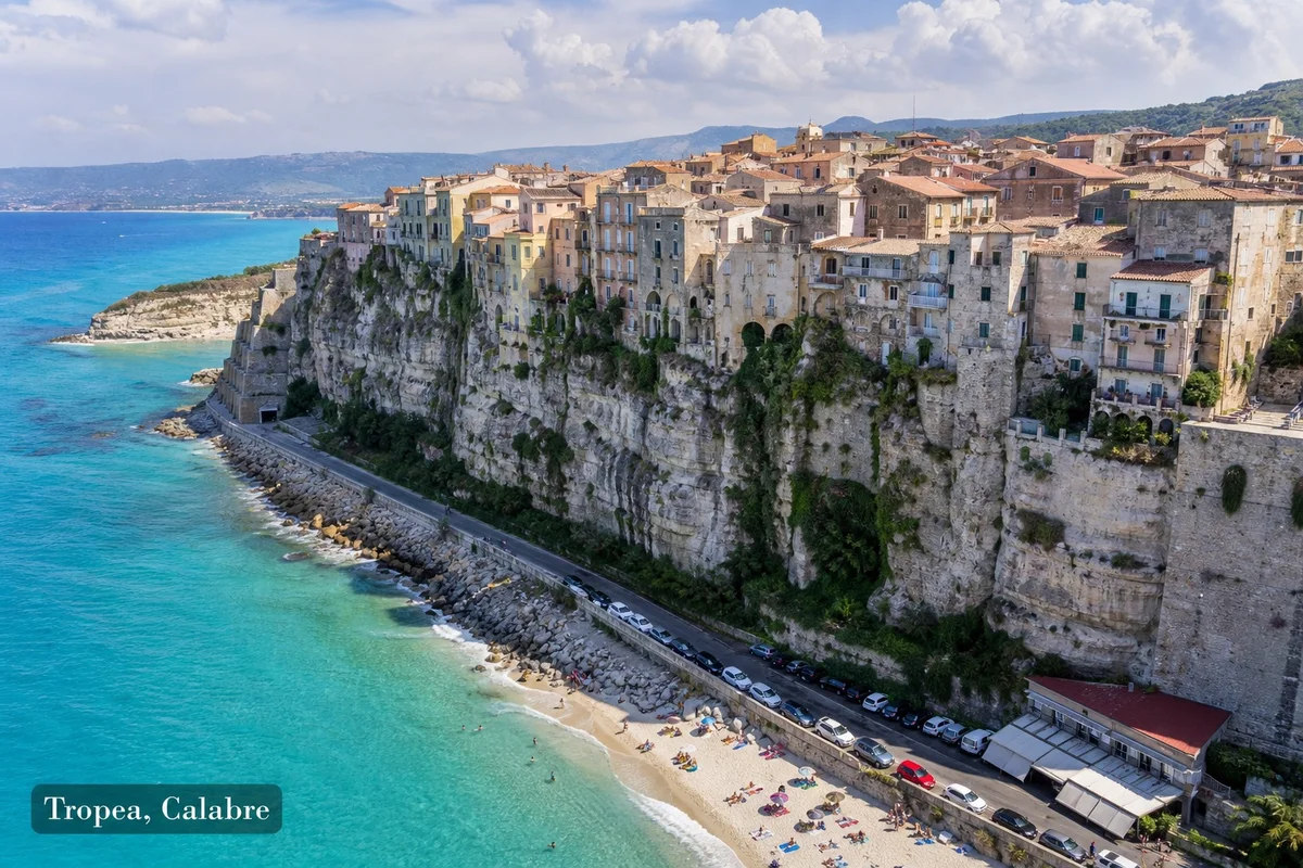 Le village de Tropea perché au-dessus de la mer Tyrrhénienne Village de Tropea en Calabre avec plage turquoise, destination alternative en Italie