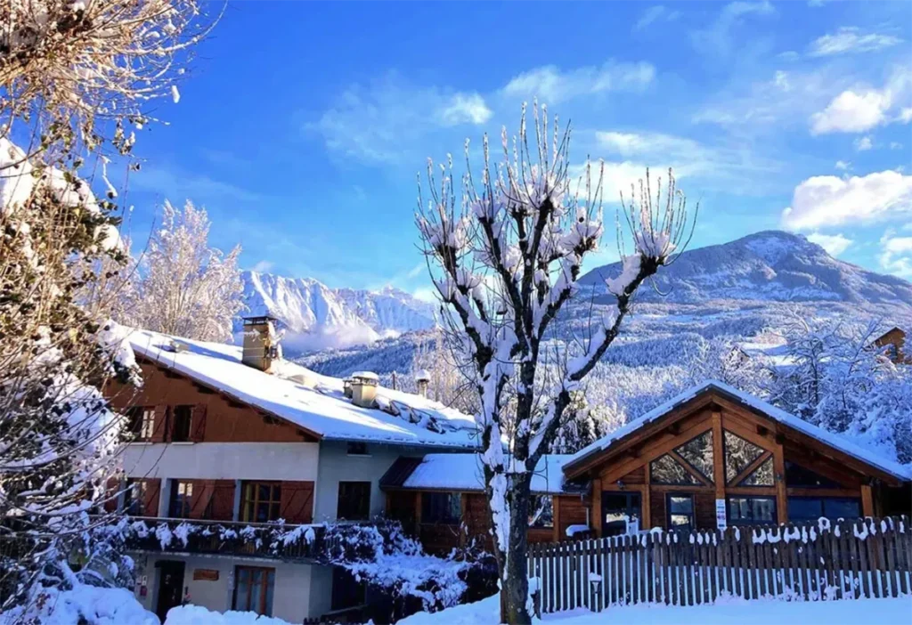 Hôtel les Peupliers à Embrun en hiver avec les Alpes en arrière-plan