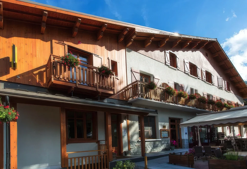 Façade principale de l'Hôtel les Peupliers à Embrun