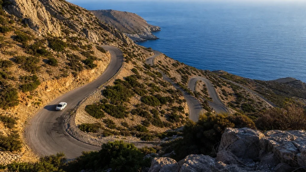 Une des plus belles routes de Crète descendant en lacets vers la mer de Libye à Sfakia