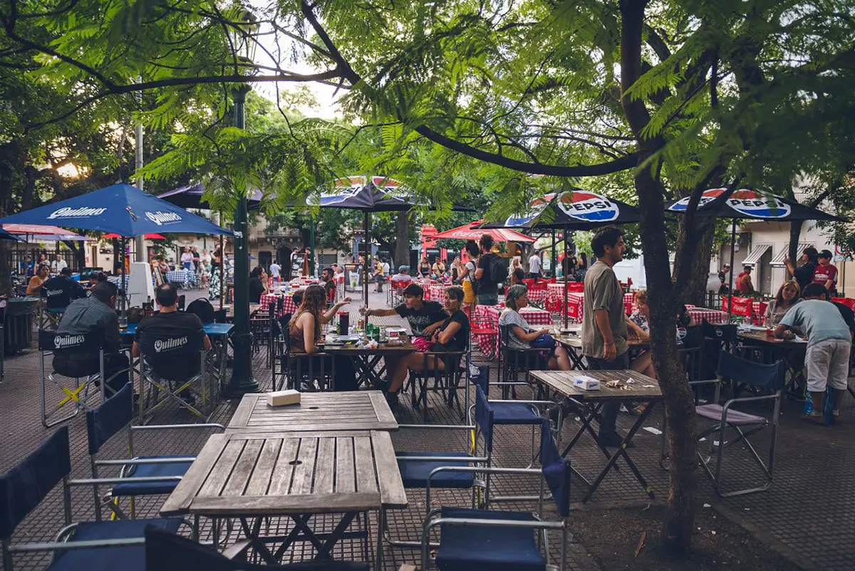 San Telmo le dimanche , marchés et tables pour manger