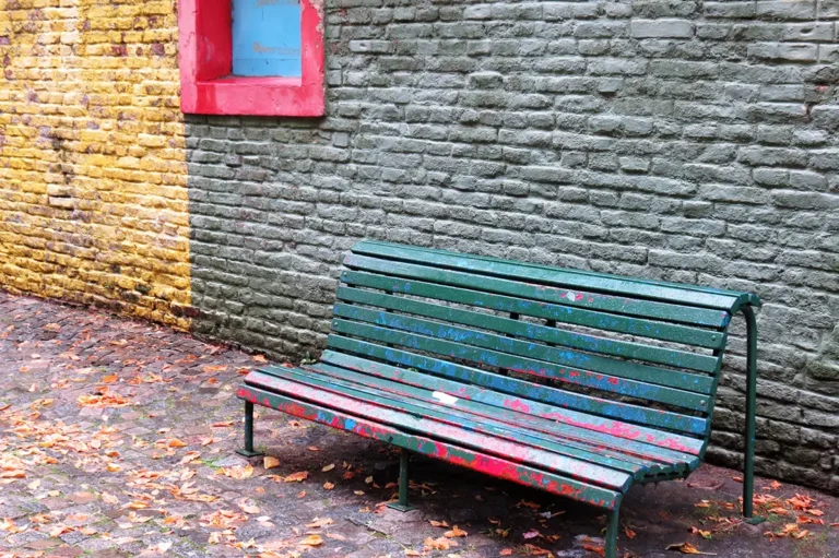 Banc et mur colorés. au détour d'une ruelle à Buenos Aires